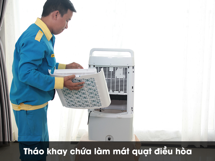 Tháo khay chứa làm mát