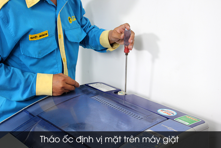 Tháo ốc định vị mặt trên máy giặt