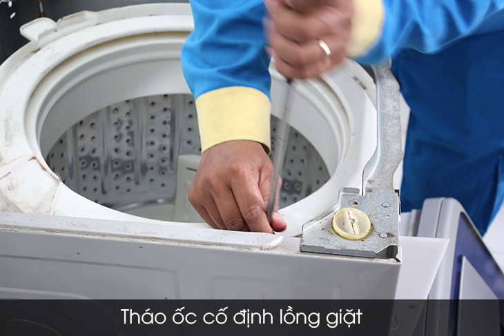 Tháo ốc cố định lồng giặt