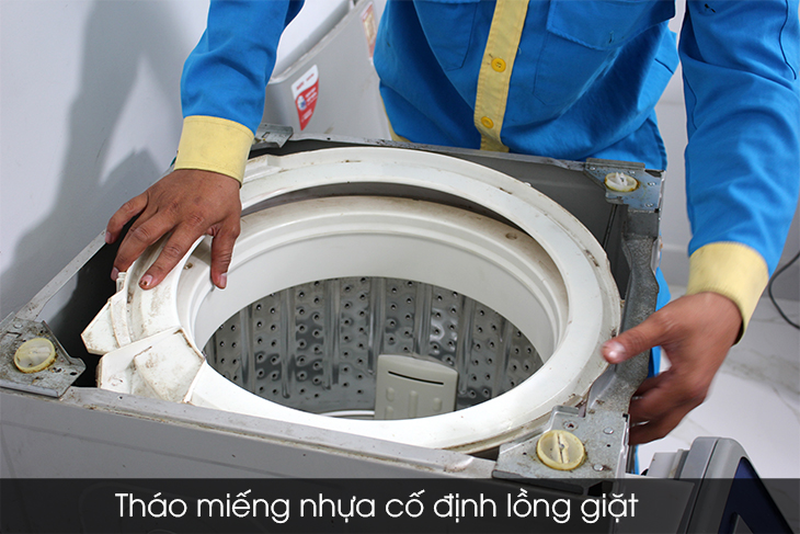 Tháo miếng nhựa cố định lồng giặt